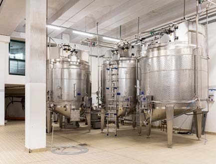 Le superfici dei pavimenti sono state realizzate in ceramica industriale e anche i fermentatori, in acciaio Aisi 316, consentono il mantenimento di un elevato livello di igiene e pulizia.