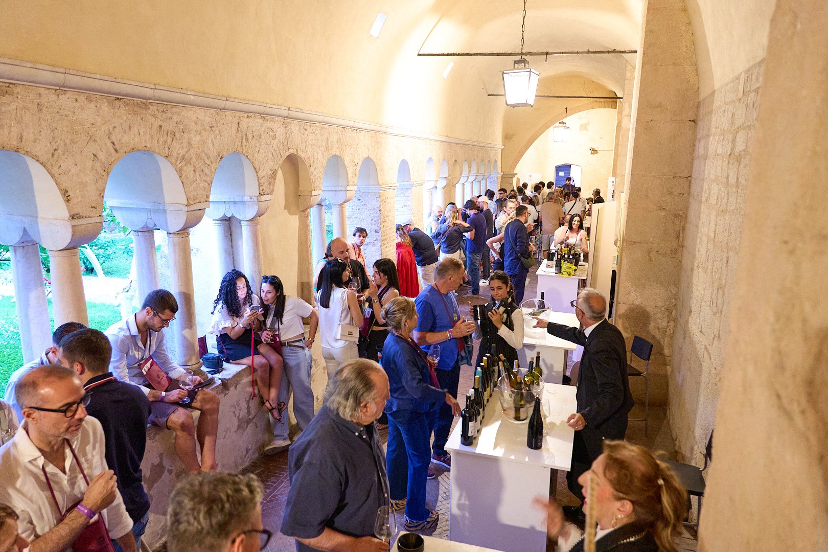 Degustazione nel chiostro dell'Abbazia di Fossanova